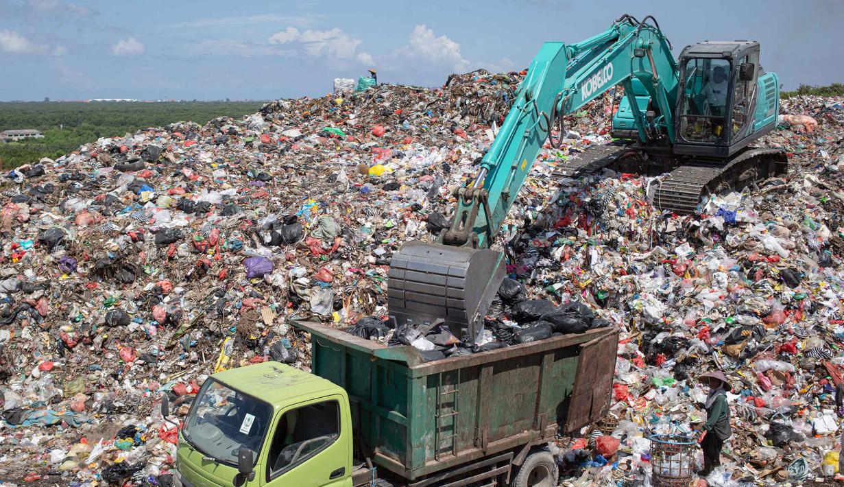 Sementara TPA Suwung akan difokuskan pada penanganan sampah residu. Tampak dalam foto, sebuah truk tiba untuk menurunkan sampah di Tempat Pembuangan Akhir (TPA) Sampah Suwung, Denpasar, Bali, pada Rabu 2 April 2026. (Lana Priatna/AFP)