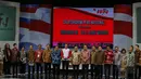 Presiden Jokowi dan Ketua MPR Zulkifli Hasan berpose bersama para wartawan saat Silatuhrahmi Pers Nasional di gedung Auditorium  TVRI, Jakarta, Senin (27/4/2015). Jokowi mendapatkan jaket Pers berwarna merah putih (Liputan6.com/Faizal Fanani)