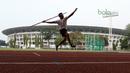 Atlet putra Indonesia, Hafiz melakukan gerakan lemparan saat sesi latihan di Stadion Madya, Jakarta, Kamis (7/6/2018). Latihan tersebut merupakan bagian dari persiapan Asian Games 2018. (Bola.com/Nick Hanoatubun)