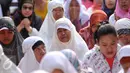 Warga melakukan penutupan akses menuju kompleks militer perumahan Zeni, Mampang, Jakarta, dengan menggelar doa bersama, Senin (26/10). Kodam Jaya berencana mengosongkan 71 rumah yang dihuni purnawirawan TNI AD. (Liputan6.com/Gempur M Surya)