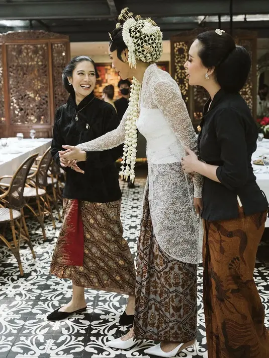 Nuansa khas Jawa semakin kental dengan sanggul yang dikenakan Ayushita lengkap dengan aksesori di atas kepalanya.  (@therealdisastr)