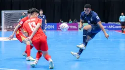 Pemain Timnas Futsal Thailand, Muhammad Osmanmusa (tengah) berusaha melewati penjagaan sejumlah pemain Vietnam dalam laga Grup B Piala Asia Futsal 2026 di Indonesia Arena, Senayan, Jakarta, Sabtu (31/01/2026). (Bola.com/Bagaskara Lazuardi)