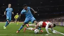 Penyerang Arsenal, Alexis Sanchez, terjatuh saat berebut bola dengan bek sayap Barcelona, Dani Alves. Penguasaan bola dari Barca mencapai angka 66 persen. (Reuters/Toby Melville)