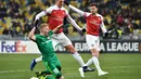 Ekspesi pemain Vorskla, Valdyslav Kulach usai dijatuhkan pemain Arsenal pada laga lanjutan Grup E Liga Europa yang berlangsung stadion NSK Olimpiyskiy, Kyiv, Jumat (30/11). Arsenal menang atas Vorskla 3-0. (AFP/Sergei Supinsky)