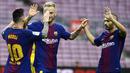 Para pemain Barcelona merayakan gol yang dicetak Lionel Messi ke gawang Las Palmas pada laga La Liga Spanyol di Stadion Camp Nou, Katalonia, Minggu (1/10/2017). Barcelona menang 3-0 atas Las Palmas. (AFP/Jose Jordan)