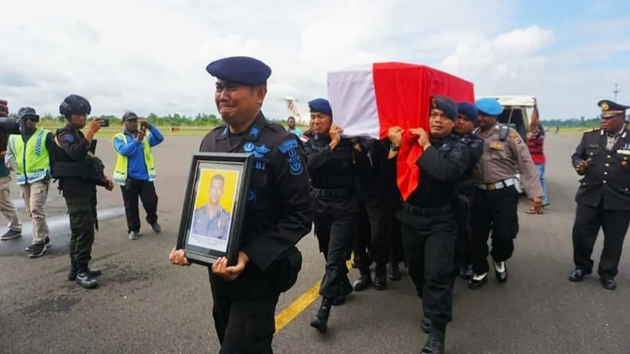 Anggota Brimob mengantarkan kepulangan jenazah Bripka (anumerta) Hendra Saut Parulian Sibarani, korban kerusuhan Papua, ke Riau.