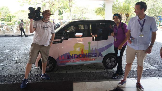 <p>Jurnalis asing tiba di lokasi acara KTT G20 Bali dengan mengendarai mobil listrik Wuling Air ev. (Dok. Wuling)</p>