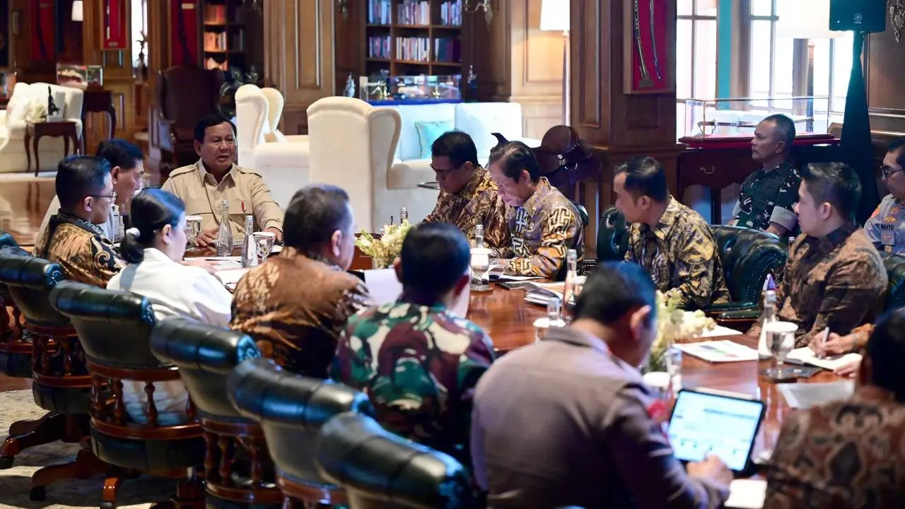 Presiden Prabowo Subianto menggelar rapat terbatas dengan sejumlah menteri Kabinet Merah Putih di kediaman pribadinya di Hambalang, Kabupaten Bogor, Jawa Barat.