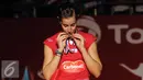 Pebulutangkis Spanyol, Carolina Marin mencium medali usai sukses mempertahankan gelar juara dunia bulutangkis tunggal putri di BWF World Championships 2015 di Jakarta, Minggu (16/8/2015). Carolina unggul 21-16. 21-19. (Liputan6.com/Helmi Fithriansyah)