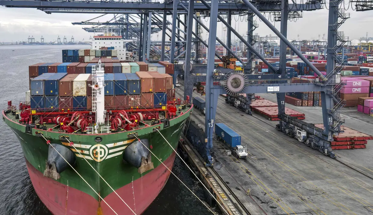 Surplus neraca perdagangan pada 2025 ini didapat dari kinerja ekspor yang mencapai mencapai 282,91 miliar dollar AS. Sedangkan nilai impor Indonesia 2025 mencapai 241,86 miliar dollar AS. Tampak foto udara menunjukkan aktivitas bongkar muat peti kemas di Jakarta International Container Terminal, pada Rabu 4 Februari 2026. (BAY ISMOYO/AFP)