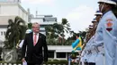 Carl Anders Peter Hultqvist mengikuti upacara penyambutan di Kementerian Pertahanan, Jakarta, Selasa (20/12). Dalam acara tersebut kedua dua belah pihak menandatangani persetujuan kerjasama terkait pertahanan. (Liputan6.com/Faizal Fanani)
