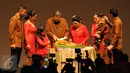 Presiden Keenam RI, Susilo Bambang Yudhoyono (keempat kiri) memotong tumpeng perayaanT 40 tahun penikahannya dengan Kristiani Herrawati di Jakarta, Sabtu (30/7). Perayaan dihadiri anak, menantu, cucu, serta kerabat. (Liputan6.com/Helmi Fithriansyah)