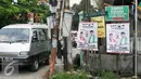 Alat peraga pasangan calon wali kota dan Wakil Wali kota Depok nimor urut dua, Idris dan Pradi masih banyak ditemui di jalan Tole Iskandar dan Jalan RTM Kelapa Dua, Depok, Senin (7/12). (Liputan6.com/Yoppy Renato)