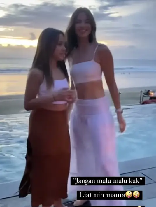 Nia dan Mikhayla sama-sama tampil kompak mengenakan crop top spaghetti strap warna putih yang memamerkan perut ratanya. Credit: Instagram (@ramadhaniabakrie)