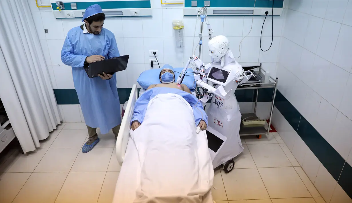 Robot Cira 03 melakukan pemeriksaan ekokardiogram terhadap seorang sukarelawan di sebuah rumah sakit di Kota Tanta, Provinsi Gharbiya, Mesir, 3 Desember 2020. Robot bernama Cira 03 itu dikendalikan dari jarak jauh oleh penemunya, Mahmoud el-Komy. (Xinhua/Ahmed Gomaa)