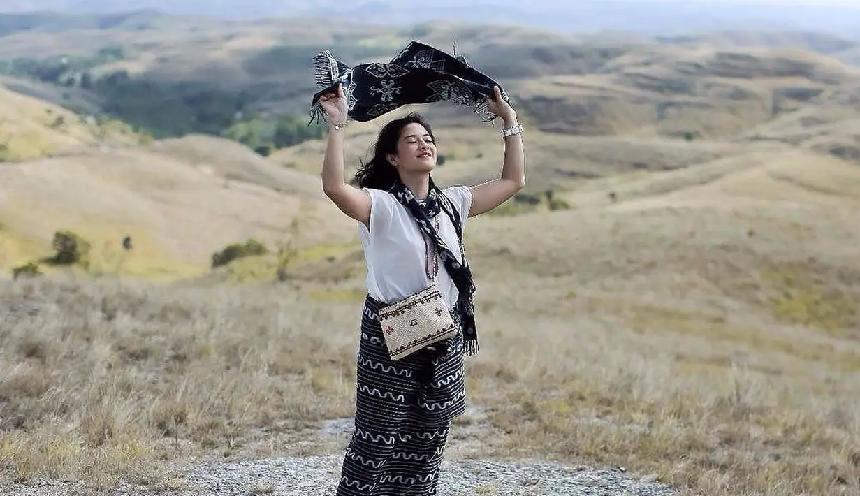 Dian Sastro termasuk salah satu artis Indonesia yang kerap mengenakan kain tradisional Indonesia. Salah satunya adalah kain tenun khas Sumba. (foto: instagram.com/therealdisastr)
