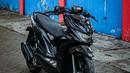 Honda BeAT bertampang misterius dan angker ini didominasi oleh warna hitam di sekujur tubuhnya. Warnaa hitam yang ada dipadukan dengan detail panel berbahan forged carbon. Tampangnya kian agresif berkat setang model drop head kepunyaan BeAT Street. (Source: Instagram/@nazz.anazz13)