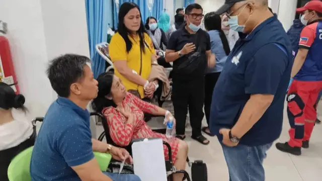 Gubernur Mamintal Alonto Adiong Jr mengunjungi Amai Pakpak Medical Center untuk memeriksa korban luka dalam ledakan Misa Katolik di gimnasium Universitas Negeri Mindanao, Filipina.[Pemerintah Provinsi Lanao Del Sur/Facebook]