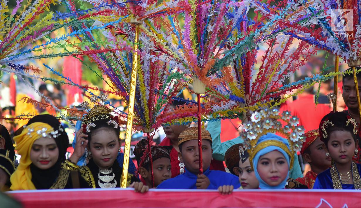 Peserta mengikuti Karnaval Dugderan di Lapangan Simpanglima Semarang, Senin (14/5). Festival Dugderan awalnya merupakan cara pemerintah kota Semarang memberitahukan datangnya bulan Ramadan kepada penduduknya. (Liputan6.com/Gholib)