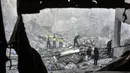 Tim penyelamat memilah-milah reruntuhan bangunan dan mencari korban setelah serangan udara Israel semalam yang menghantam kawasan Basta di Beirut, Lebanon pada 23 November 2024. (Fadel ITANI/AFP)