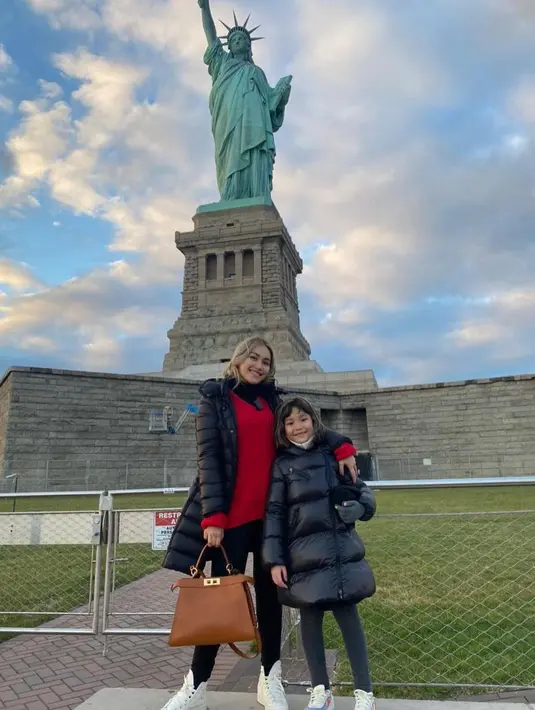 Penyanyi yang namanya populer lewat lagu Alamat Palsu itu berpose dengan latar belakang Patung Liberty. Patung ini dihadiahkan Prancis untuk Amerika Serikat pada akhir abad ke-19 dan merupakan suatu simbol selamat datang untuk pengunjung. (Instagram/ayutingting92)