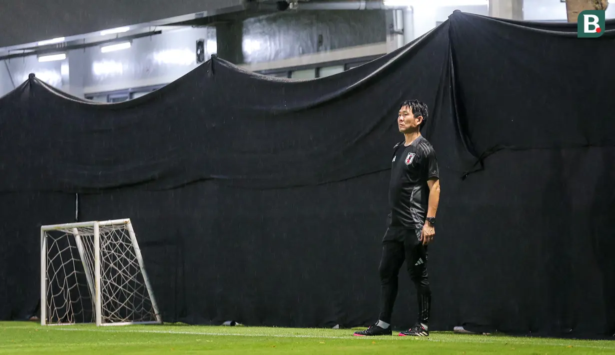 <p>Pelatih Jepang, Hajime Moriyasu memantau latihan perdana menjelang laga putaran ketiga Kualifikasi Piala Dunia 2026 melawan Timnas Indonesia yang berlangsung di Lapangan A, kompleks SUGK, Senayan, Jakarta, Senin (11/11/2024). (Bola.com/Bagaskara Lazuardi)</p>