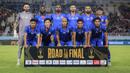 <p>Para pemain starting XI Arema FC berfoto bersama jelang menghadapi Borneo FC pada laga final Piala Presiden 2024 di Stadion Manahan, Solo, Minggu (4/8/2024). (Bola.com/Bagaskara Lazuardi)</p>