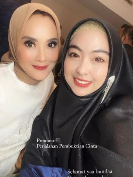 Tidak hanya datang mendukung sang adik ipar, Shindy juga memberikan selamat kepada Elma Theana. Sembari memamerkan potret cantik swafoto keduanya, Shindy juga memuji akting Elma yang keren di film yang bergenre romansa religi tersebut. (Liputan6.com/IG/@dr.shindyputri_)