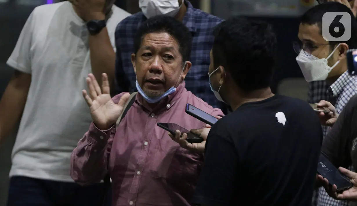 Pakar Komunikasi Politik, Effendi Gazali bersiap meninggalkan Gedung KPK usai menjalani pemeriksaan, Jakarta, Kamis (25/3/2021). Effendi Gazali diperiksa sebagai saksi dalam kasus dugaan suap pengadaan Bantuan Sosial untuk wilayah Jabodetabek tahun 2020. (Liputan6.com/Helmi Fithriansyah)