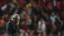 Pelatih Portugal, Fernando Santos, tampak kecewa usai ditahan imbang Ukraina pada laga Kualifikasi Piala Eropa 2020 di Stadion Luz, Lisbon, Jumat (22/3). Kedua negara bermain imbang 0-0. (AFP/Patricia De Melo Moreira)