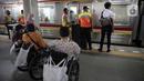 Penyandang disabilitas menunggu kereta untuk menjajal fasilitas di Stasiun Jatinegara, Jakarta, Jumat (3/12/2021). KAI Commuter berupaya memperbaiki layanan perkeretaapian, termasuk meningkatkan aksesibilitas di kereta dan stasiun. (Liputan6.com/Faizal Fanani)