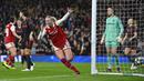 Pemain Arsenal, Stina Blackstenius melakukan selebrasi setelah mencetak gol kedua timnya ke gawang Bayern Munchen pada laga leg kedua perempat final Liga Champions 2022/2023 di Emirates Stadium, London, 29 Maret 2023. The Gunners menang dengan skor 2-0. (AFP/Justin Tallis)
