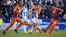 Aksi pemain Huddersfield Town, Jack Payne (tengah) melepaskan tembakan melewati hadangan pemain Manchester City pada putran kelima Piala FA di John Smith's Stadium, Huddersfield, (18/2/2017). Manchester City bermain imbang 0-0. (Mike Egerton/PA via AP)