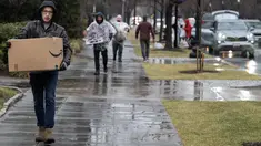 Orang-orang membawa sumbangan untuk orang-orang yang terkena dampak gempa di Turki ke Kedutaan Besar Turki di Washington, DC, pada 12 Februari 2023. Ribuan kotak sumbangan mengalir ke kedutaan Turki di DC setelah bencana gempa bumi yang melanda Turki dan Suriah. (AFP/Andrew Caballero-Reynolds)