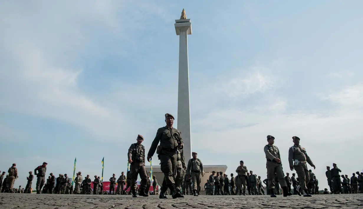 Personel Satpol PP usai mengikuti upacara hari ulang tahun Satpol PP dan Satuan Perlindungan Masyarakat (Satlinmas) di Jakarta, Kamis (27/4). (Liputan6.com/Gempur M. Surya)