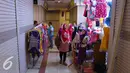 Pengunjung melihat baju di Blok B Pasar Tanah Abang, Jakarta, Jumat (15/7). Libur Lebaran telah selesai, namun kawasan Blok B Pasar Tanah Abang masih sepi. (Liputan6.com/Angga Yuniar)