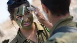 Seorang tentara wanita Israel dari Batalion Bardalas bersiap menjalani latihan perang di sebuah kamp militer, Yoqne'am Illit, Israel Utara, (13/9). Batalion Bardales diperkuat oleh tentara pria dan wanita. (AFP Photo/Jack Guez)
