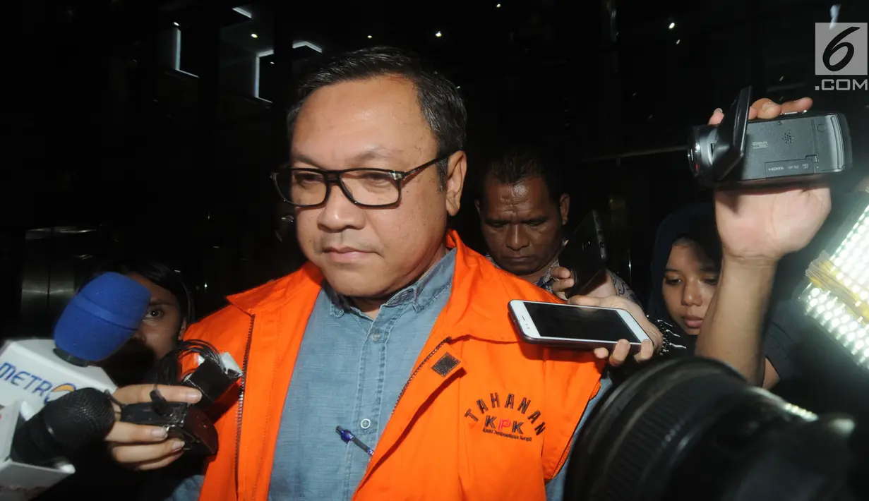 Bupati nonaktif Pakpak Bharat, Remigo Yolanda Berutu dikawal petugas usai menjalani pemeriksaan perdana di gedung KPK, Jakarta, Selasa (27/11). Remigo terbukti menerima suap Rp150 juta dari Plt Kepala Dinas PUPR Pakpak Bharat. (merdeka.com/Dwi Narwoko)