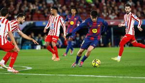 Pedri menggiring bola dalam laga La Liga antara Barcelona vs Atletico Madrid di Camp Nou, Barcelona, Spanyol, Selasa, 2 Desember 2025. (AP Photo/Joan Monfort)