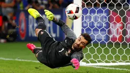 Kiper Portugal,  Rui Patricio membloking sepakan pemain Polandia, Jakub Blaszczykowski saat penalti pada  perempat final Piala Eropa 2016 di Stade VÈlodrome, Marseille, Pranci, (30/6/2016) dini hari WIB. (REUTERS/Michael Dalder)