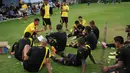 Pelatih Sriwijaya FC, Benny Dollo (kiri - jongkok) memberikan arahan pada timnya saat laga uji coba melawan Mali FC di Lapangan Soetasoma Halim Perdanakusuma, Jakarta (8/1/2015). Sriwijaya FC unggul 6-2 atas Mali FC. (Liputan6.com/Helmi Fithriansyah)