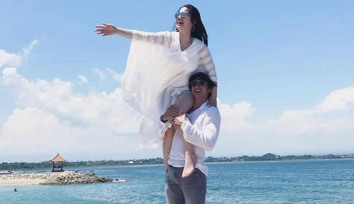 Pasangan yang sudah berpacaran selama enam tahun ini tampak serasi dalam outfit bernuansa putih saat berlibur bersama ke pantai. (Liputan6.com/IG/@hitocaesar)