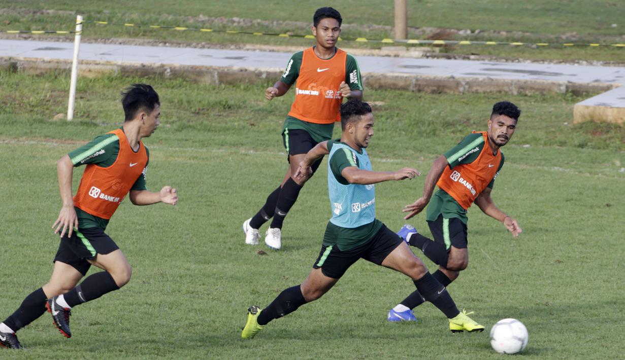 Pemain Timnas Indonesia U-22, Gian Zola, menggiring bola saat latihan di Lapangan ABC, Senayan, Jakarta, Jumat (11/1). Latihan sekaligus seleksi pemain ini untuk persiapan turnamen Piala AFF U-22. (Bola.com/M Iqbal Ichsan)
