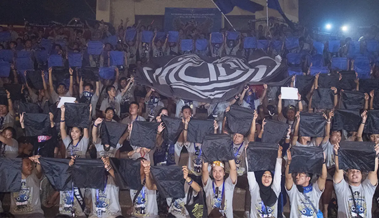 Ratusan anggota Inter Club Indonesia menampilkan koreorgafi spesial pada acara puncak Gathering Nasional ke-4 di GWK, Bali, Sabtu (29/8/2015). (Bola.com/Vitalis Yogi Trisna)