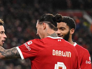 Pemain Liverpool Curtis Jones (kiri) merayakan bersama rekan setimnya Darwin Nunez (tengah) setelah mencetak gol ke gawang West Ham United pada pertandingan sepak bola perempat final Piala Liga Inggris atau Carabao Cup 2023/2024 di Anfield, Liverpool, Inggris, Rabu (20/12/2023). (Oli SCARFF/AFP)
