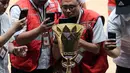 Sejumlah undangan mengabadikan foto trofi Piala Dunia Basket atau sering disebut Naismith Trophy menggunakan gawainya setelah peresmian Indonesia Arena pada Senin (07/08/2023) di Senayan, Jakarta. (Bola.com/Bagaskara Lazuardi)