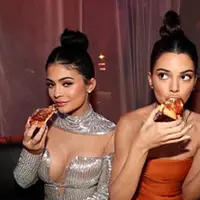 Seperti selebriti lainnya, kakak - beradik Kendall dan Kylie Jennerpun tak ingin melewati ajang Golden Globe Awards 2017. Hadir dengan tampilan yang mempesona, keduanya juga berdandan dengan gaya yang serupa. (doc.dailymail.com)