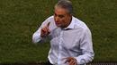 Pelatih Brasil, Tite terlihat sibuk memberikan instruksi saat timnya melawan Bolivia pada laga kualifikasi Piala Dunia 2018 di Dunas Arena Stadium, Natal, Brasil, (7/10/2016). (AFP/Vanderlei Almeida)