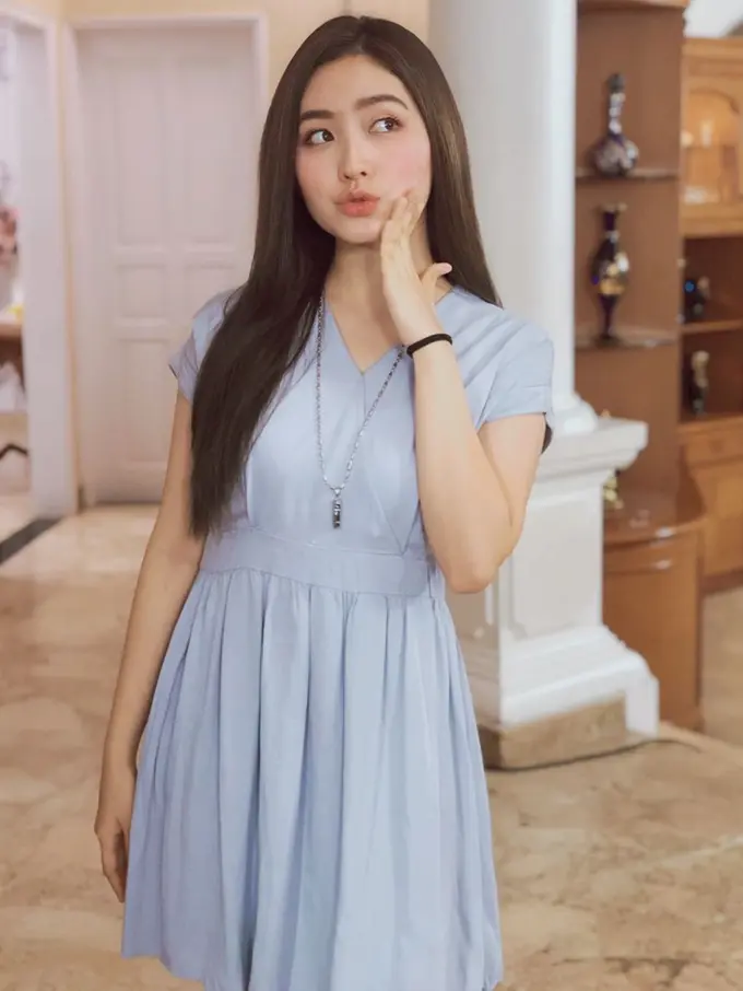 FOTO: Gaya Natasha Wilona Pakai Simple Dress, Tampil Menawan