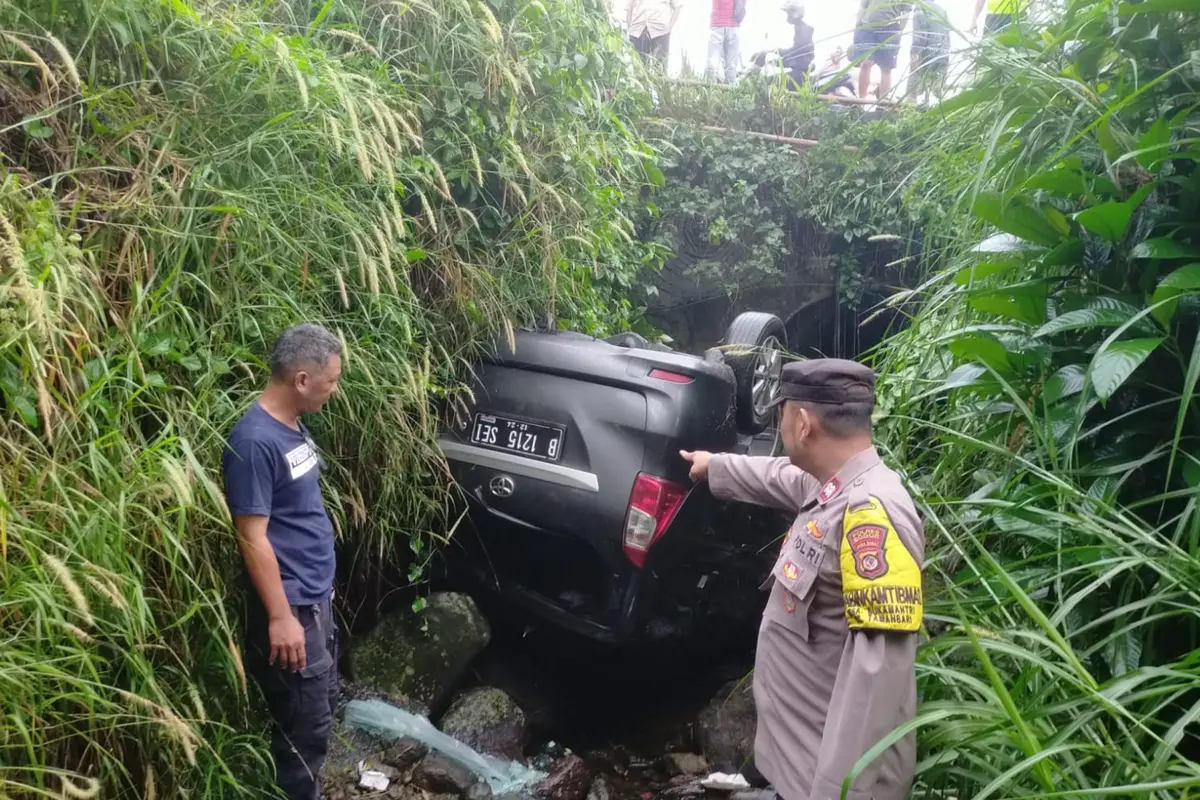 Sebuah mobil minibus terjun ke parit sedalam 3 meter di Jalan Kapten Yusuf, Kecamatan Tamansari, Kota Kabupaten Bogor, Jawa Barat, Senin (19/6/2023).